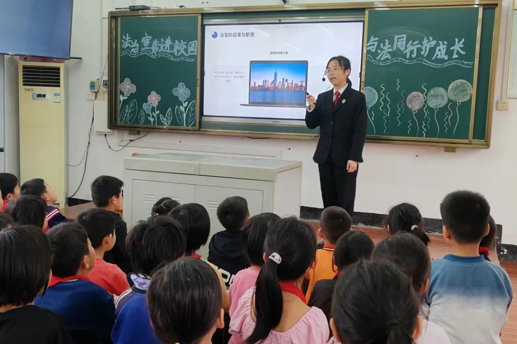 社坡镇维新小学开展“法治第一课”普法进校园活动