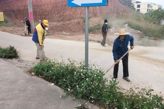 桂平社坡镇组织全镇力量对辖区内的道路主干道、街道进行清洁大扫除